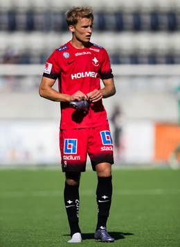 Norrköpings Sebastian Andersson håller i sin ena sko som