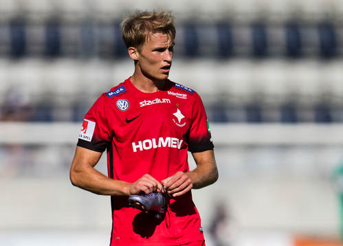 Norrköpings Sebastian Andersson håller i sin ena sko som