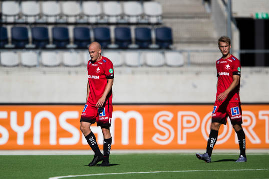 Norrköpings Daniel Sjölund och Sebastian Andersson ser