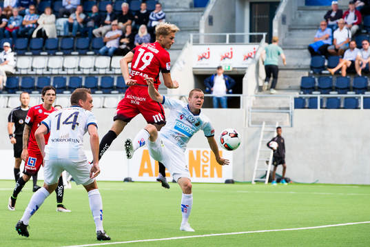 Norrköpings Sebastian Andersson i en nickduell med Gefles