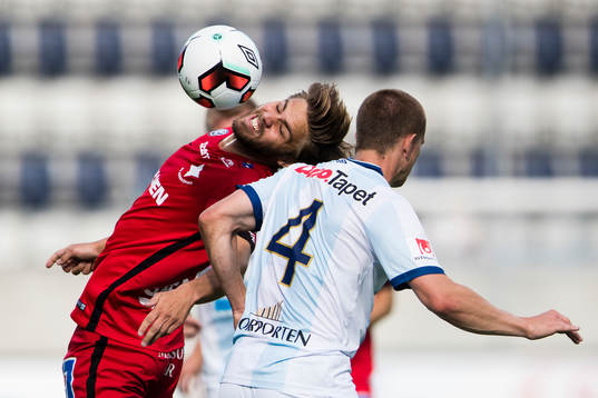 Norrköpings Christoffer Nyman i en nickduell med Gefles