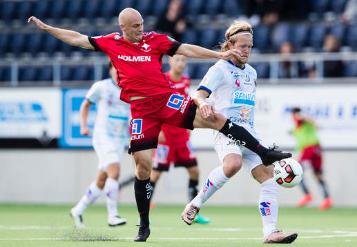 Norrköpings Daniel Sjölund i kamp om bollen med Gefles