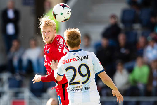Norrköpings Karl Holmberg i en nickduell med Gefles Martin