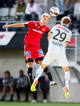 Norrköpings Sebastian Andersson i en nickduell med Gefles