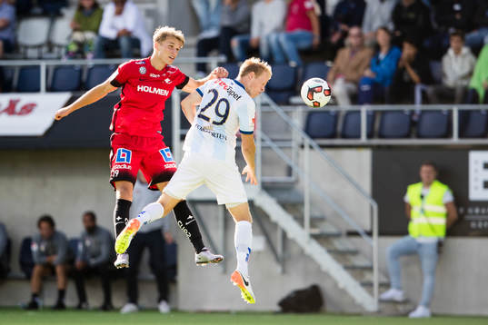 Norrköpings Sebastian Andersson i en nickduell med Gefles