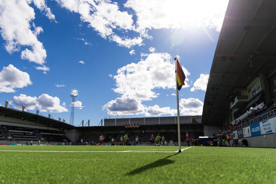 En hörnflagga med regnbågsfärgerna innan fotbollsmatchen