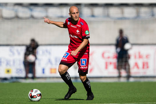 Norrköpings Daniel Sjölund med bollen