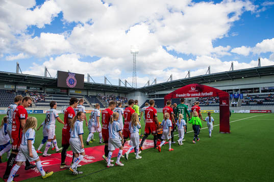 Spelarna gör entré innan fotbollsmatchen i Allsvenskan
