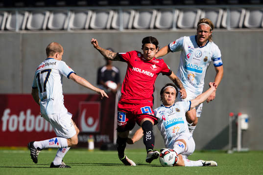 Norrköpings David Moberg Karlsson i ett försök att ta