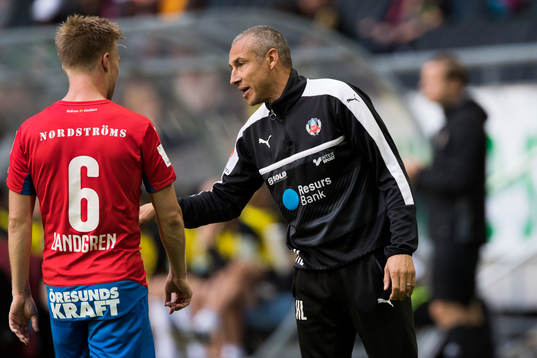 Helsingborgs manager Henrik Larsson i samtal med Andreas