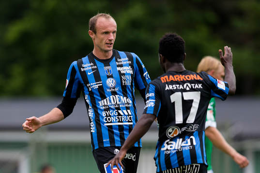 Sirius Dragan Kapcevic jublar ihop med Kingsley Kofi Sarfo