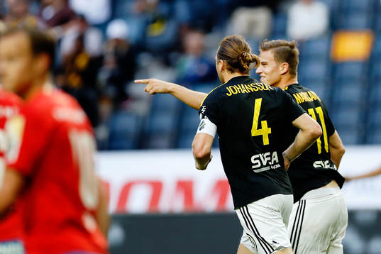 s Eero Markkanen gör 1-1 och jublar med Nils-Eric Johansson