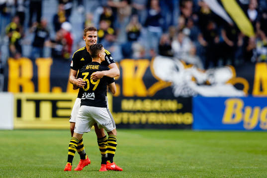 s Eero Markkanen jublar med Amin Affane
