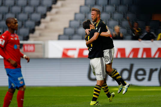 s Daniel Sundgren gör 2-1 på straff och jublar med Stefan