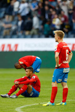 Helsingborgs Andreas Landgren och Tyrell Rusike deppar