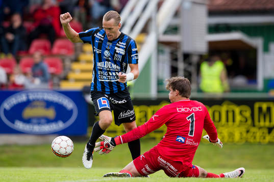 Ljungskiles målvakt August Strömberg försöker ta bollen