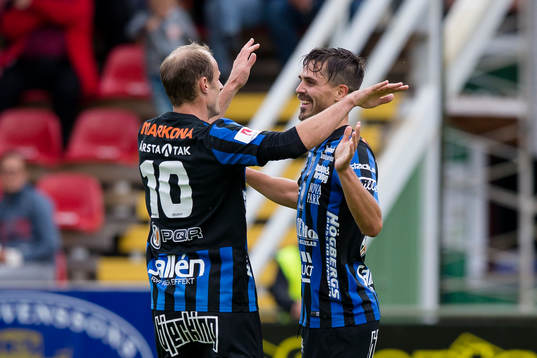 Sirius Dragan Kapcevic omfamnar Ante Björkebaum