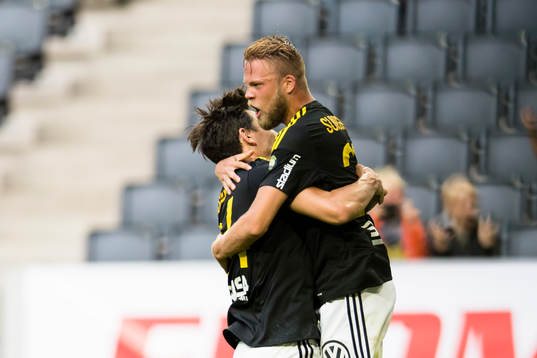 s Daniel Sundgren gör 2-1 på straff och omfamnas av