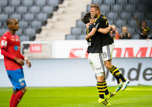 s Daniel Sundgren gör 2-1 på straff och omfamnas av