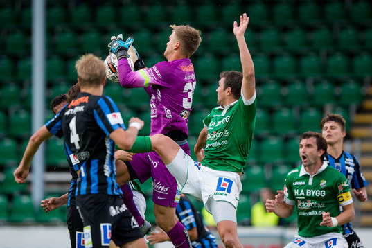 Sirius målvakt Lukas Jonsson tar ned ett inlägg