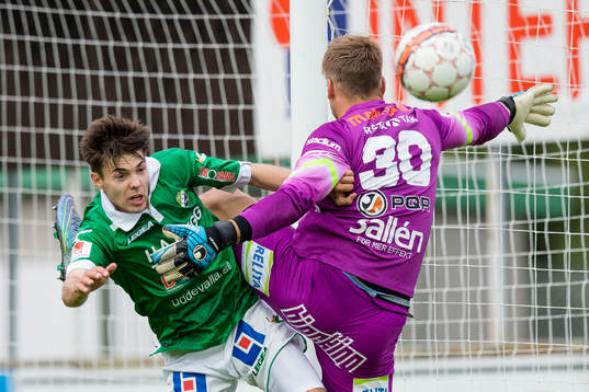 Ljungskiles Peter Sörensen Nergaard i kamp om bollen med
