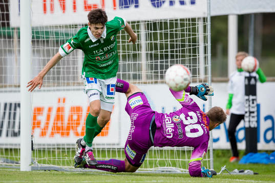 Ljungskiles Peter Sörensen Nergaard i kamp om bollen med