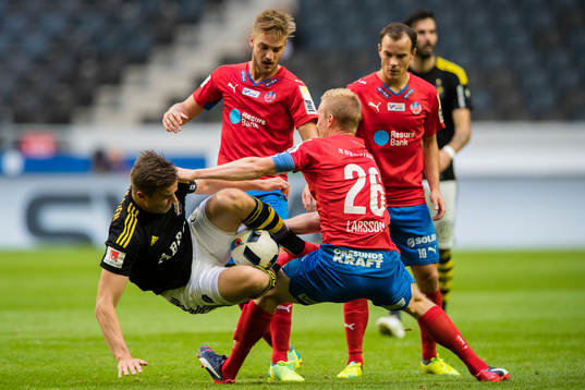 s Eero Markkanen tar med sig bollen hopklämd mellan benen