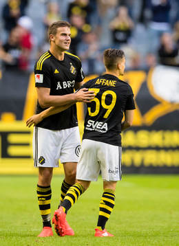s Eero Markkanen gör 1-1 kvitteringen och gratuleras av