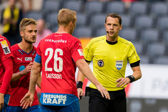 Helsingborgs Peter Larsson talar med Domare Andreas Ekberg