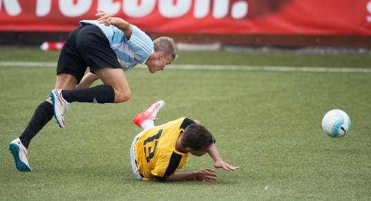 IFK Hässleholms Elliott Nilsson i matchen i division 2