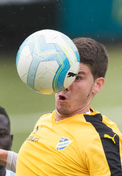 IFK Malmö-spelare fixerar bollen  i matchen i division 2