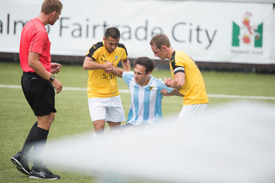 IFK Hässleholms Karim Al-Asi skadad i matchen i division 2