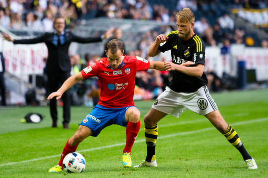 s Daniel Sundgren i kamp om bollen med Helsingborgs Anton