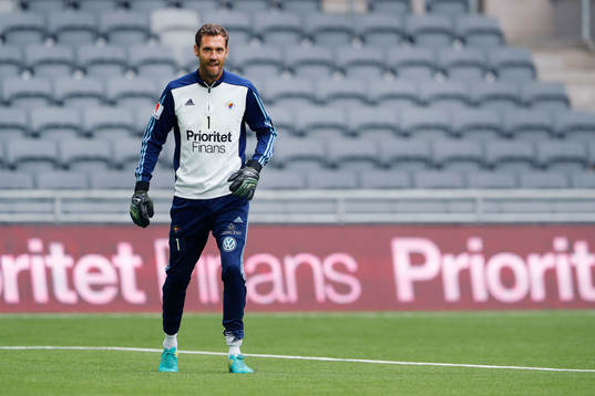 Djurgårdens målvakt Andreas Isaksson värmer upp