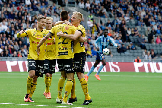 Elfsborgs Per Frick gör 0-1 och jublar med Adam Lundqvist