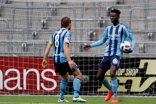 Djurgårdens Michael Olunga (th) gör 1-1 och jublar med