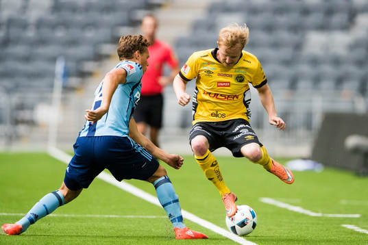 Djurgårdens Jesper Karlström i kamp om bollen med
