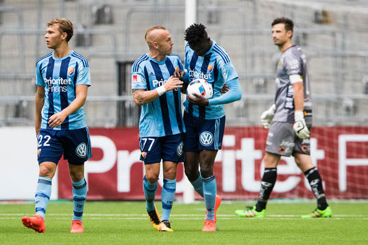 Djurgårdens Magnus Eriksson pratar med Michael Olunga som