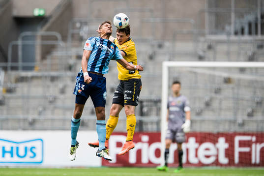 Djurgårdens Mathias Ranegie i en nickduell med Elfsborgs