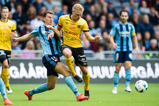 Djurgårdens Marcus Hansson i kamp om bollen med Elfsborgs
