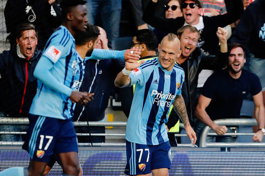 Djurgårdens Magnus Eriksson gör 2-2 och jublar med