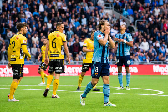 Djurgårdens Kevin Walker tar sig för ansiktet