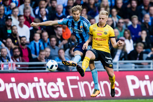 Djurgårdens Niklas Gunnarsson i kamp om bollen med