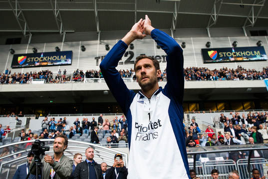 Djurgårdens nyförvärv målvakt Andreas Isaksson hälsas