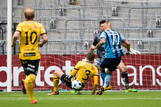 Djurgårdens Magnus Eriksson med ett skott som tar på