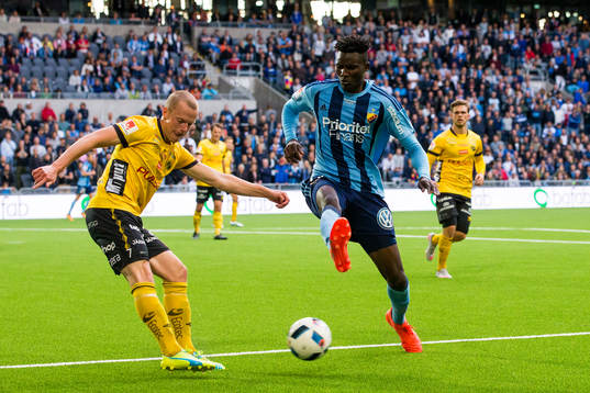 Elfsborgs Daniel Gustavsson rensar undan bollen förbi