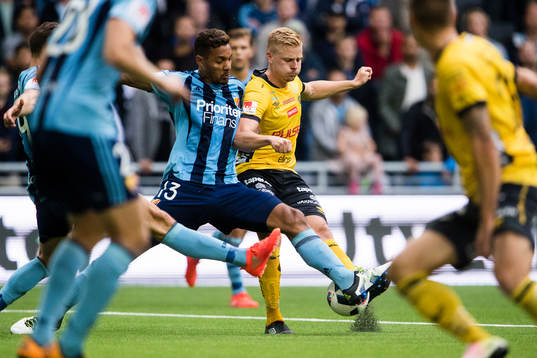 Djurgårdens Mathias Ranegie i kamp om bollen med Elfsborgs