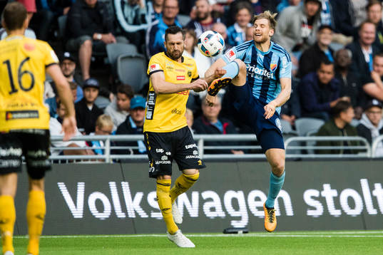 Elfsborgs Emir Bajrami i kamp om bollen med Djurgårdens