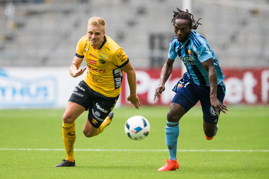 Elfsborgs Per Frick i kamp om bollen med Djurgårdens Kebba