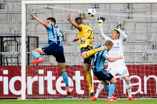 Elfsborgs Viktor Prodell nickar in 1-2 för Elfsborg förbi